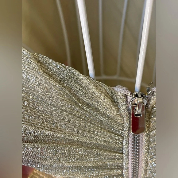 SAYLOR Alora Plisse’ Metallic One Shoulder Goddess Gown EUC XS Silver/platinum - Picture 8 of 15